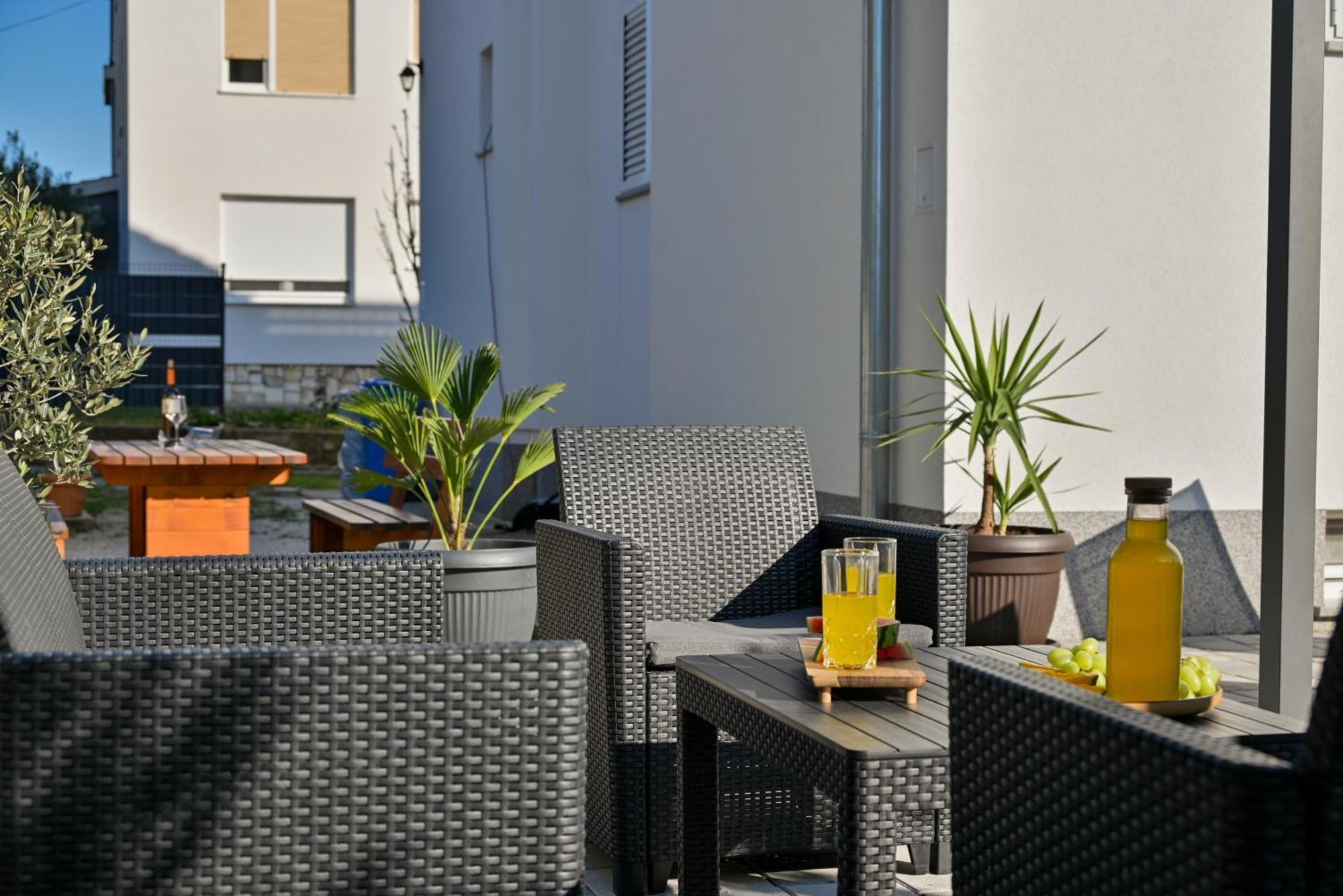 Luxury Apartment With Garden Jacuzzi And Wellness Трогир Экстерьер фото