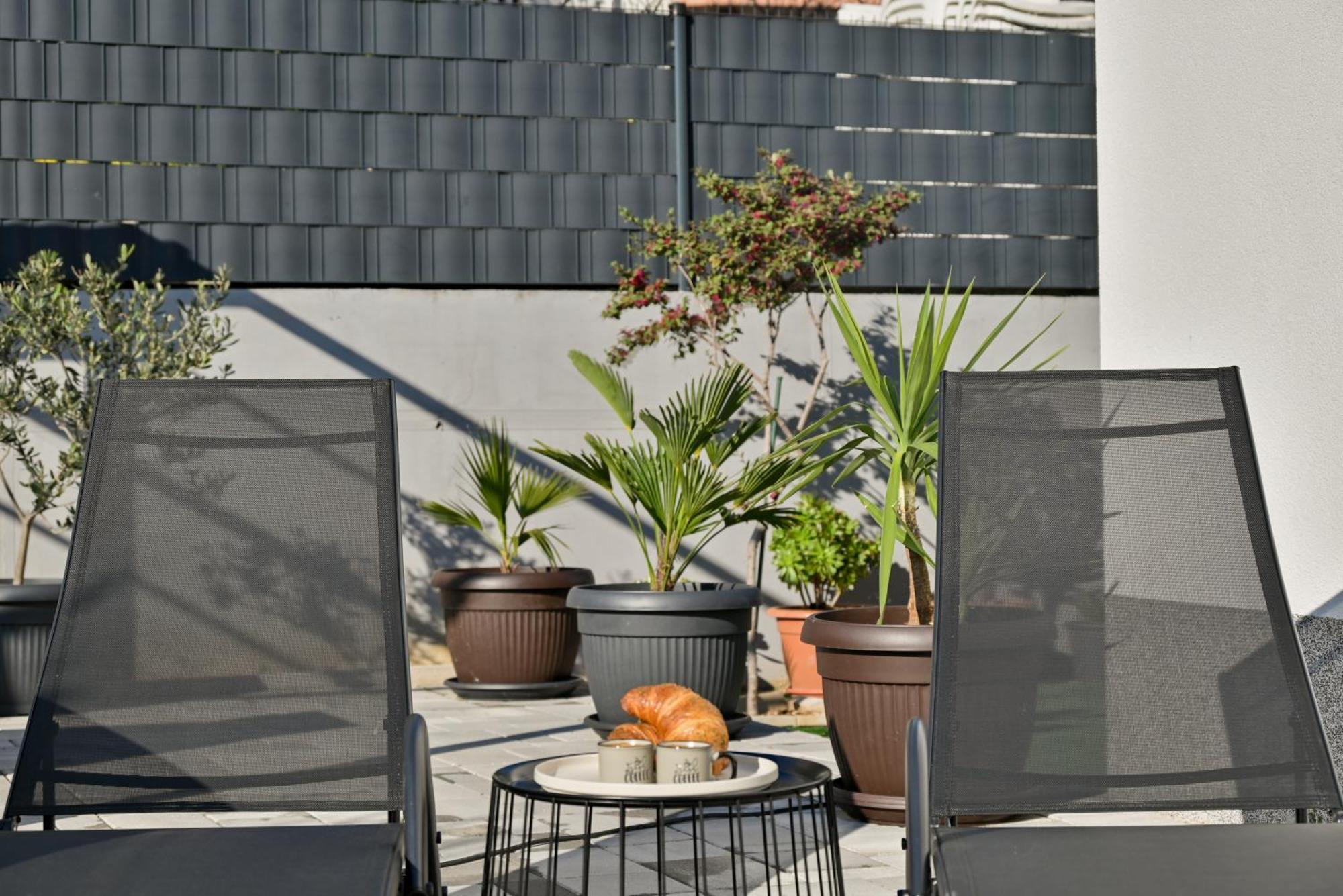 Luxury Apartment With Garden Jacuzzi And Wellness Трогир Экстерьер фото