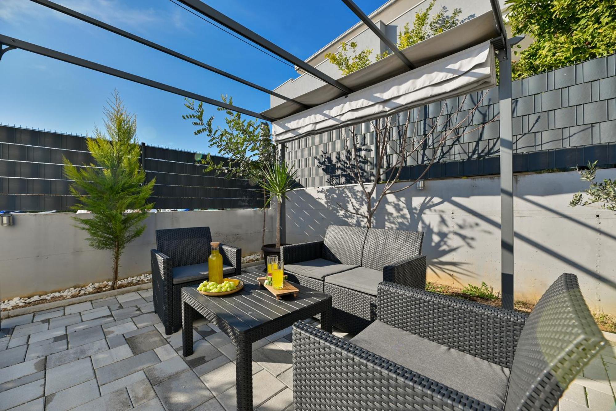 Luxury Apartment With Garden Jacuzzi And Wellness Трогир Экстерьер фото