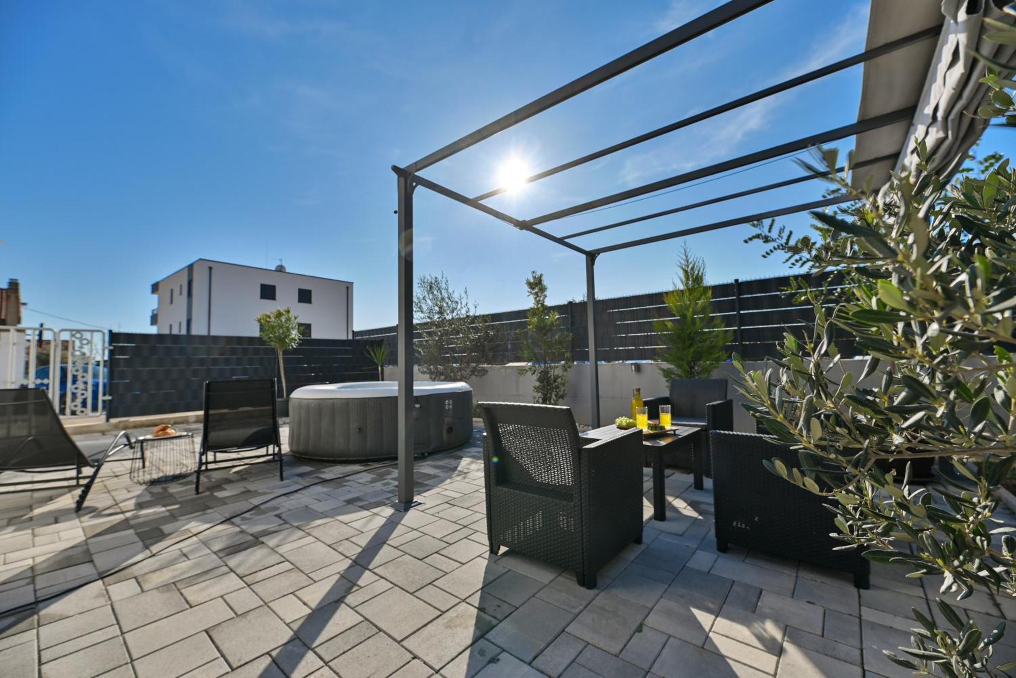 Luxury Apartment With Garden Jacuzzi And Wellness Трогир Экстерьер фото