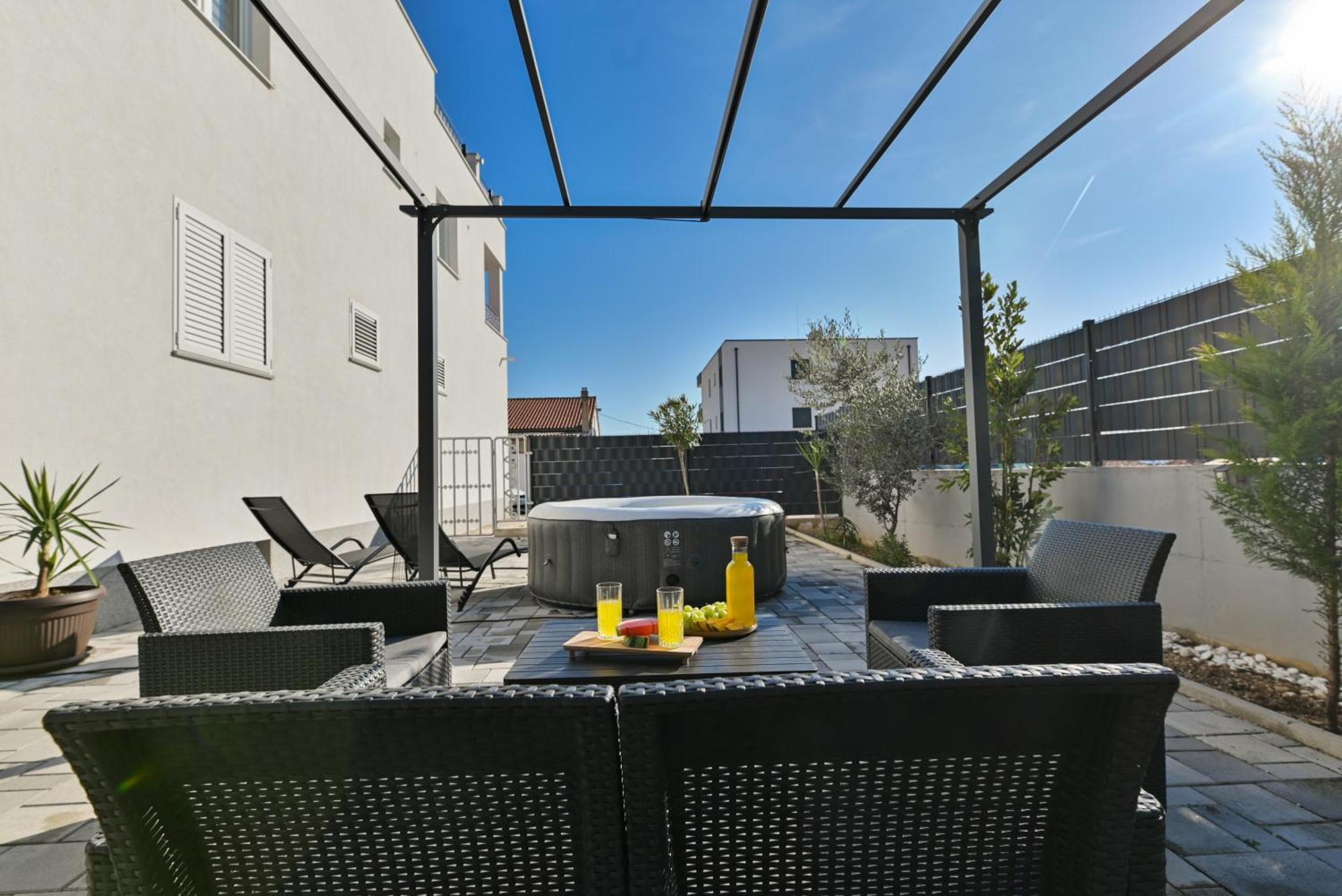Luxury Apartment With Garden Jacuzzi And Wellness Трогир Экстерьер фото
