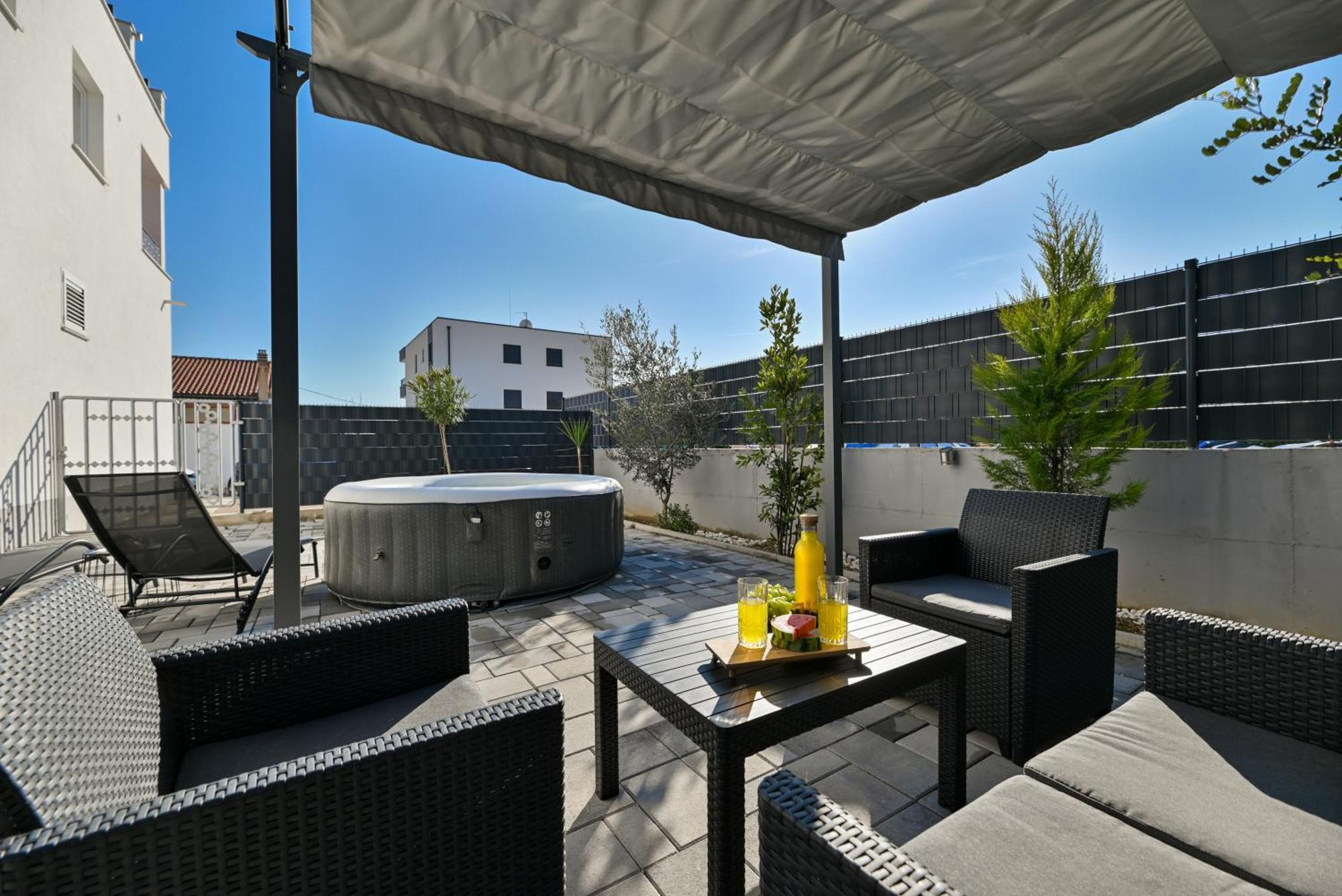 Luxury Apartment With Garden Jacuzzi And Wellness Трогир Экстерьер фото