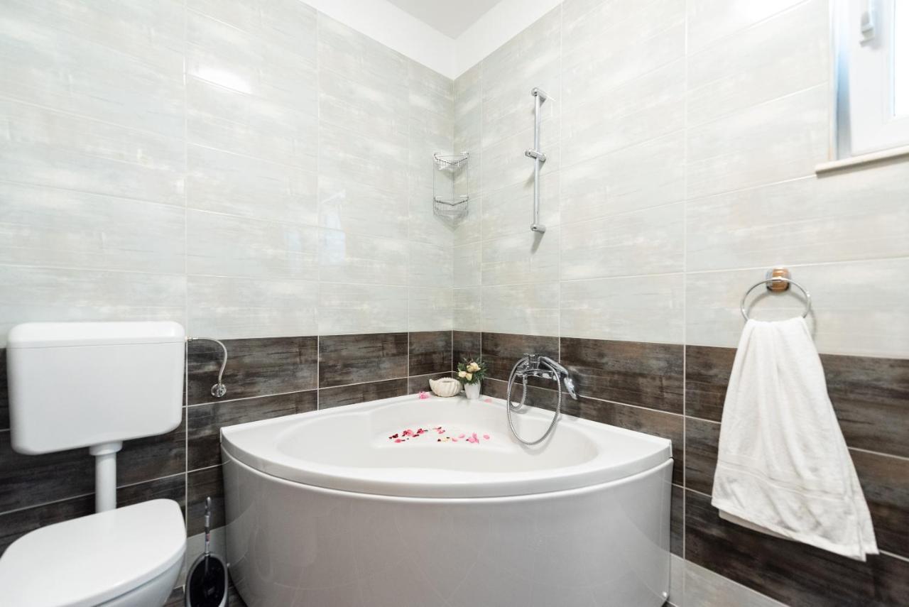 Luxury Apartment With Garden Jacuzzi And Wellness Трогир Экстерьер фото